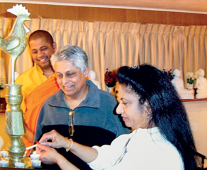 ඇමරිකාවේ ඉන්ඩියානා බෞද්ධ විහාරස්ථානය
2003 ජුනි 28 විවෘත කළදා දල්වන ලද දොළොස්මහේ පහන දල්වනු ලැබූ අයුරු